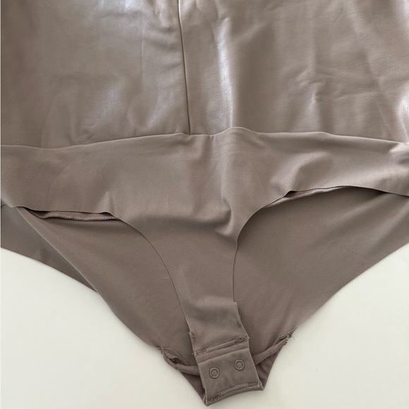 SKIMS Long Sleeve Bodysuit - CEMENT 3X - Picture 4 of 6